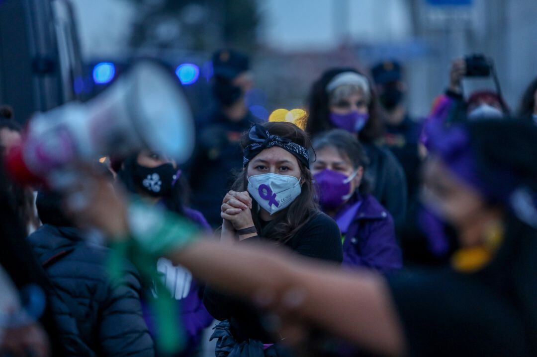 Varias mujeres participan en una marcha 