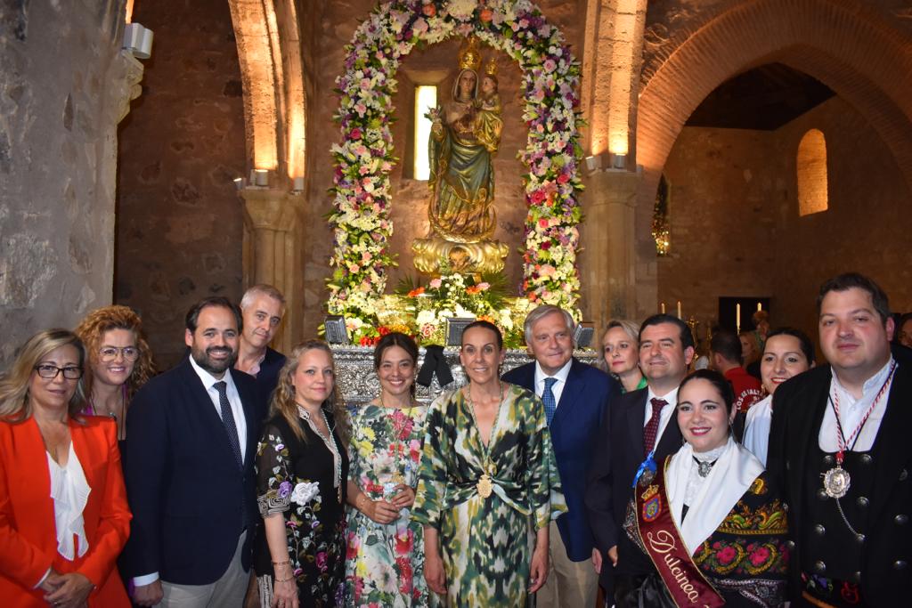 Miembros de la Corporación junto a la copatrona de Ciudad Real