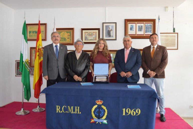 Ana Gil junto a la directiva del Real Club Marítimo de Huelva 