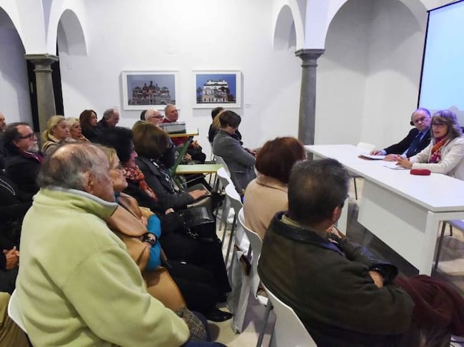 un momento de la charla ofrecida por Mario Acevedo sobre la figura y la obra del pintor Felipe Gayubo.