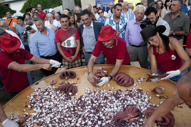 O Carballiño sirve 142 kilos de pulpo en la tapa más grande del mundo