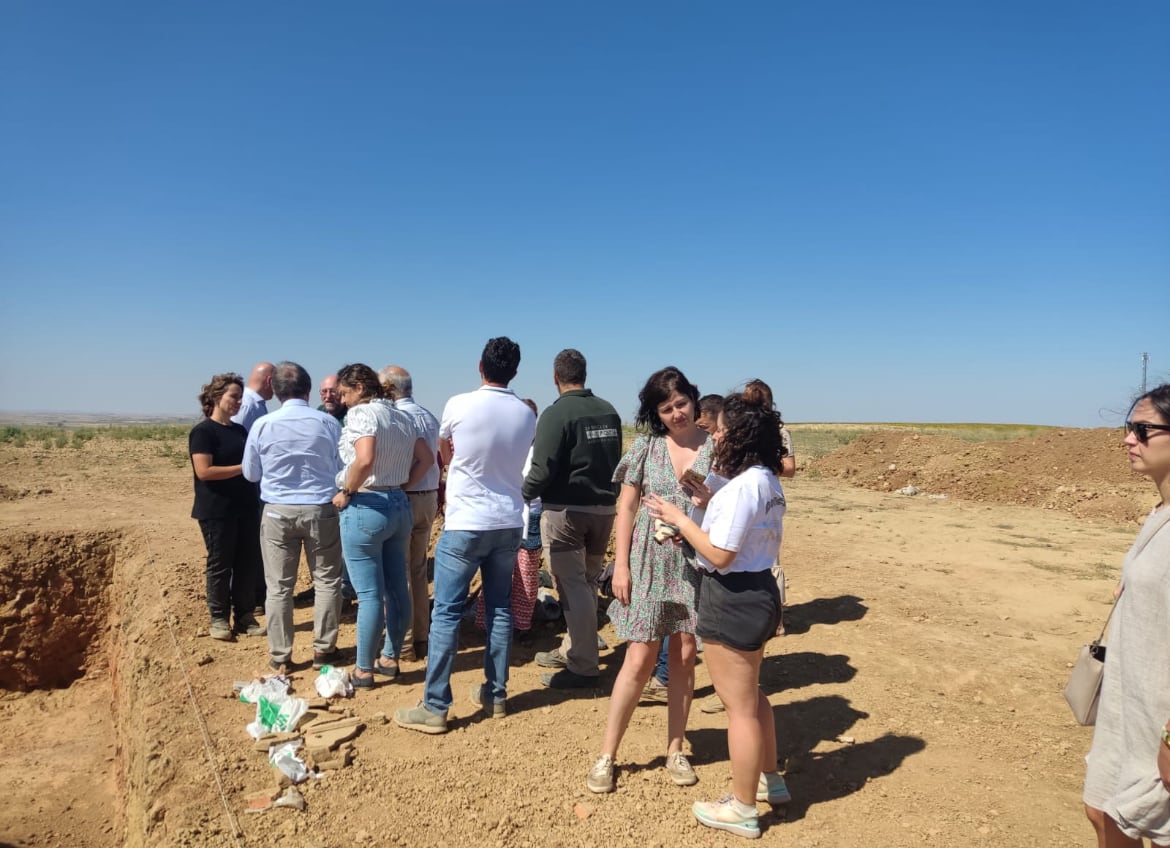 Jóvenes voluntarios en el yacimiento de Paredes de Nava (Palencia)