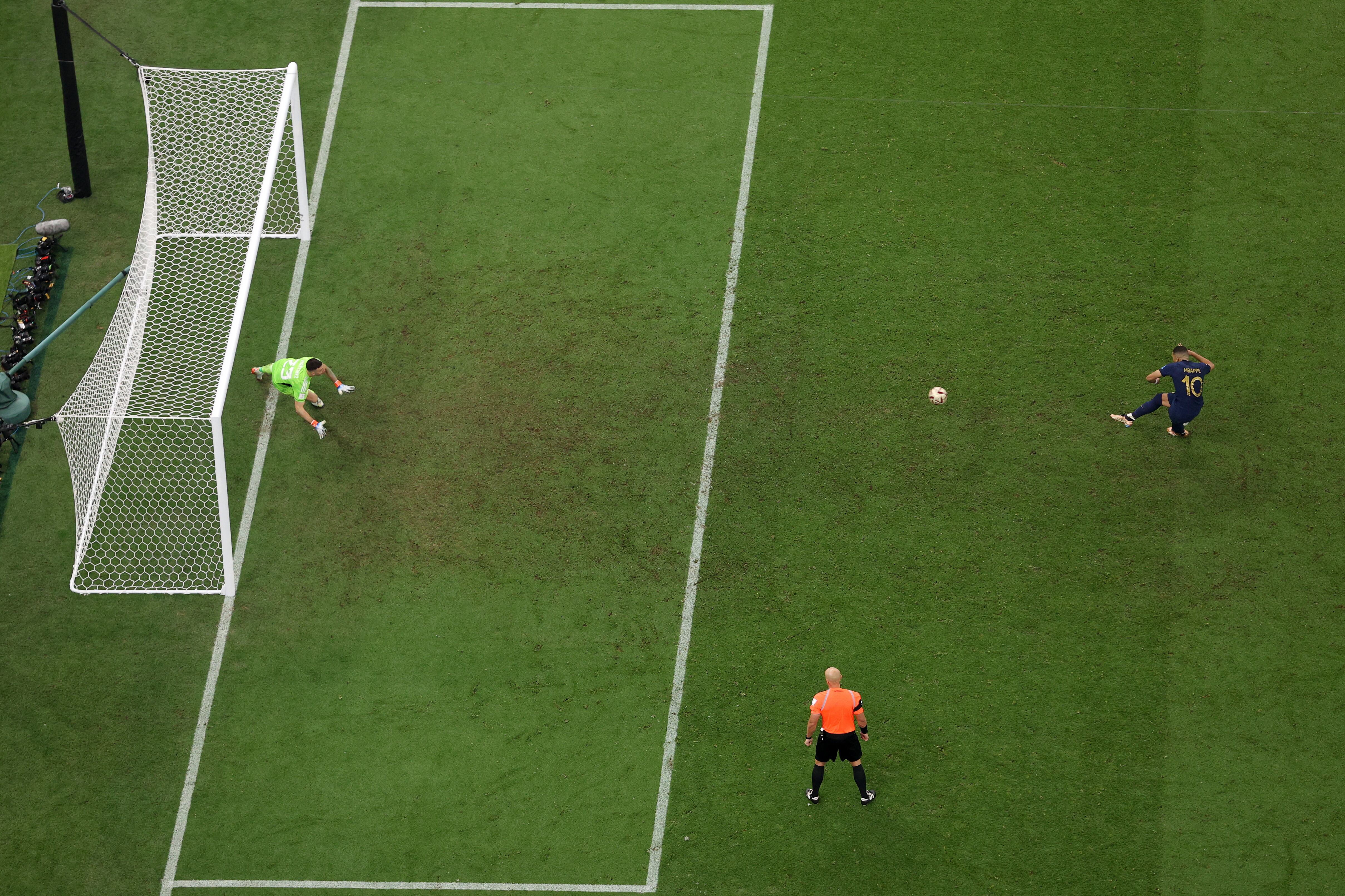 Mbappé lanza uno de los penaltis de la tanda de la final del Mundial.