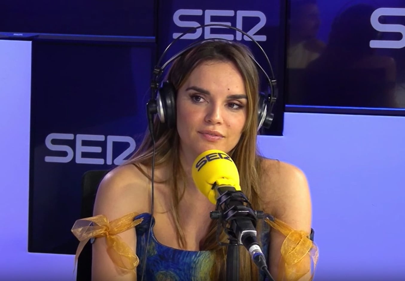 Melody en los estudios de la Cadena SER durante la entrevista