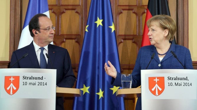 El presidente francés Francois Hollande y la canciller alemana Angela Merkel asisten a una conferencia de prensa al término de su reunión en Stralsund