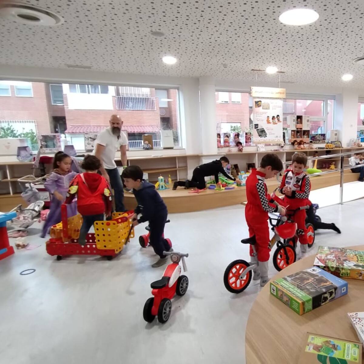 El instituto del juguete de Ibi advierte del riesgo en la infancia del ocio sedentario de las pantallas