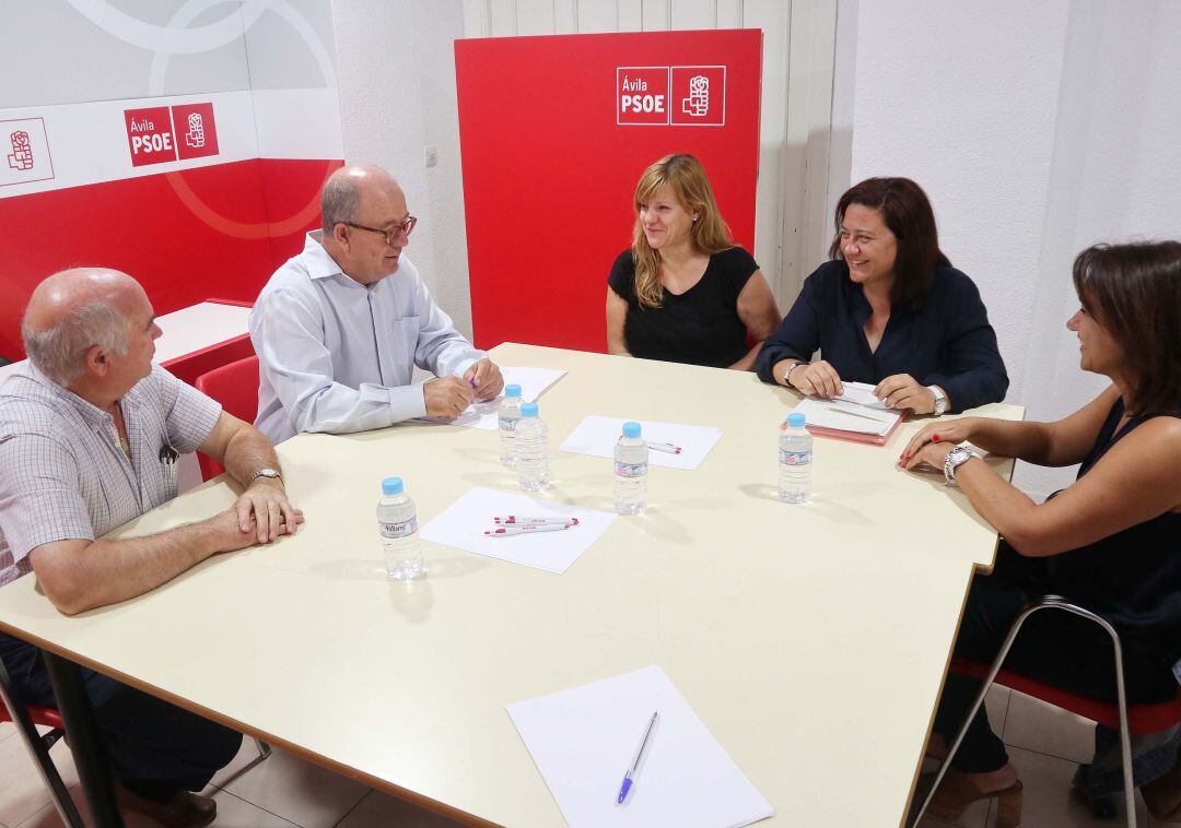 Representantes de la plataforma vecinal de La Aldehuela se han reunido con el secretario provincial del PSOE