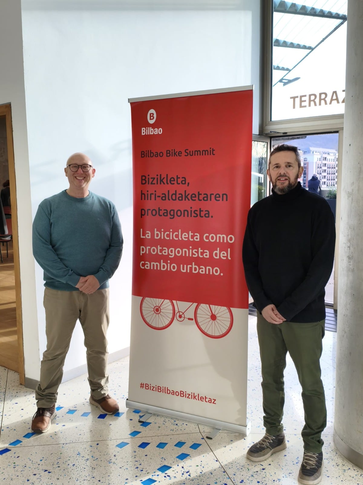 Iniesta, con el pte de Villena en Bici