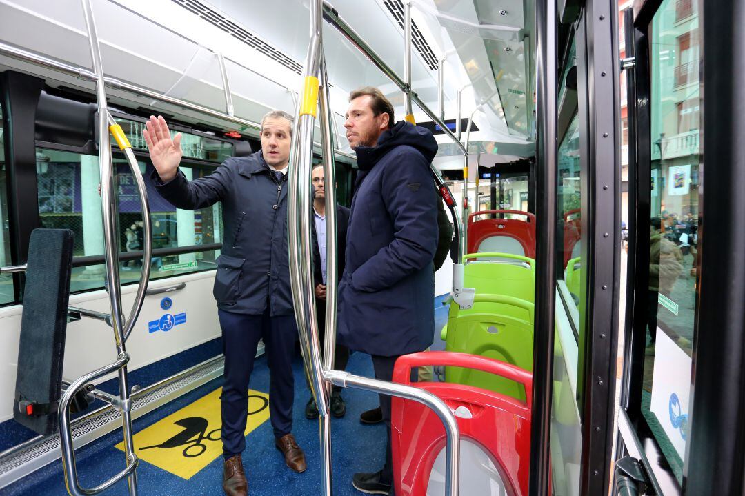 El alcalde de Valladolid, Óscar Puente, presenta seis nuevos autobuses híbridos eléctricos de Auvasa