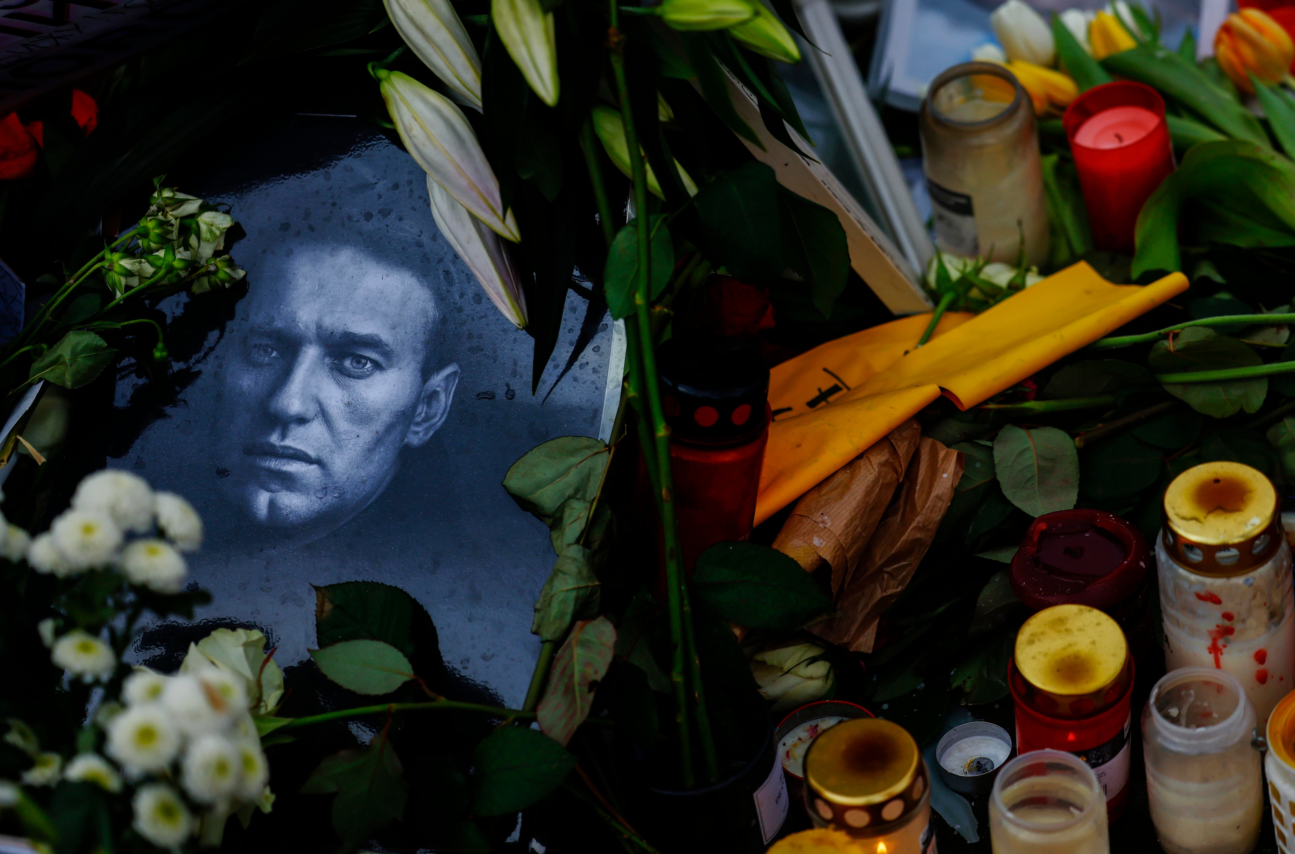 Berlin (Germany), 21/02/2024.- A photo showing late Russian opposition leader Alexei Navalny sits among floral tributes outside the Russian embassy in Berlin, Germany, 21 February 2024. Outspoken Kremlin critic Alexei Navalny died in a penal colony, the Federal Penitentiary Service of the Yamalo-Nenets Autonomous District announced on 16 February 2024. In late 2023 Navalny was transferred to an Arctic penal colony, considered one of the harshest prisons. (Alemania, Rusia) EFE/EPA/HANNIBAL HANSCHKE
