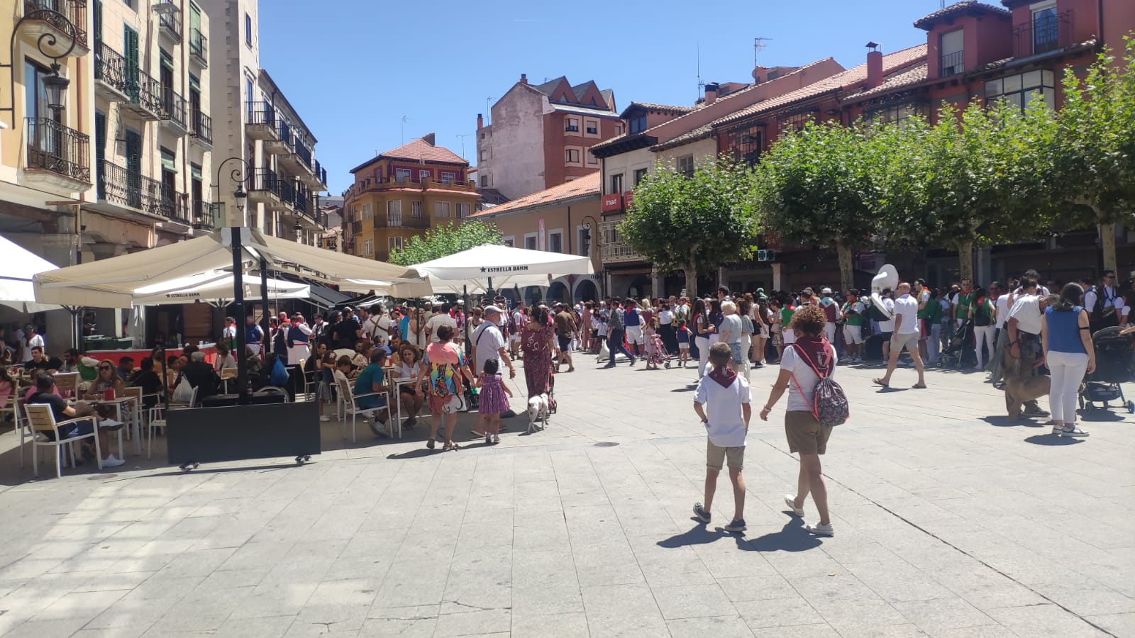 L as charangas de las peñas, reunidas en la Plaza Mayor