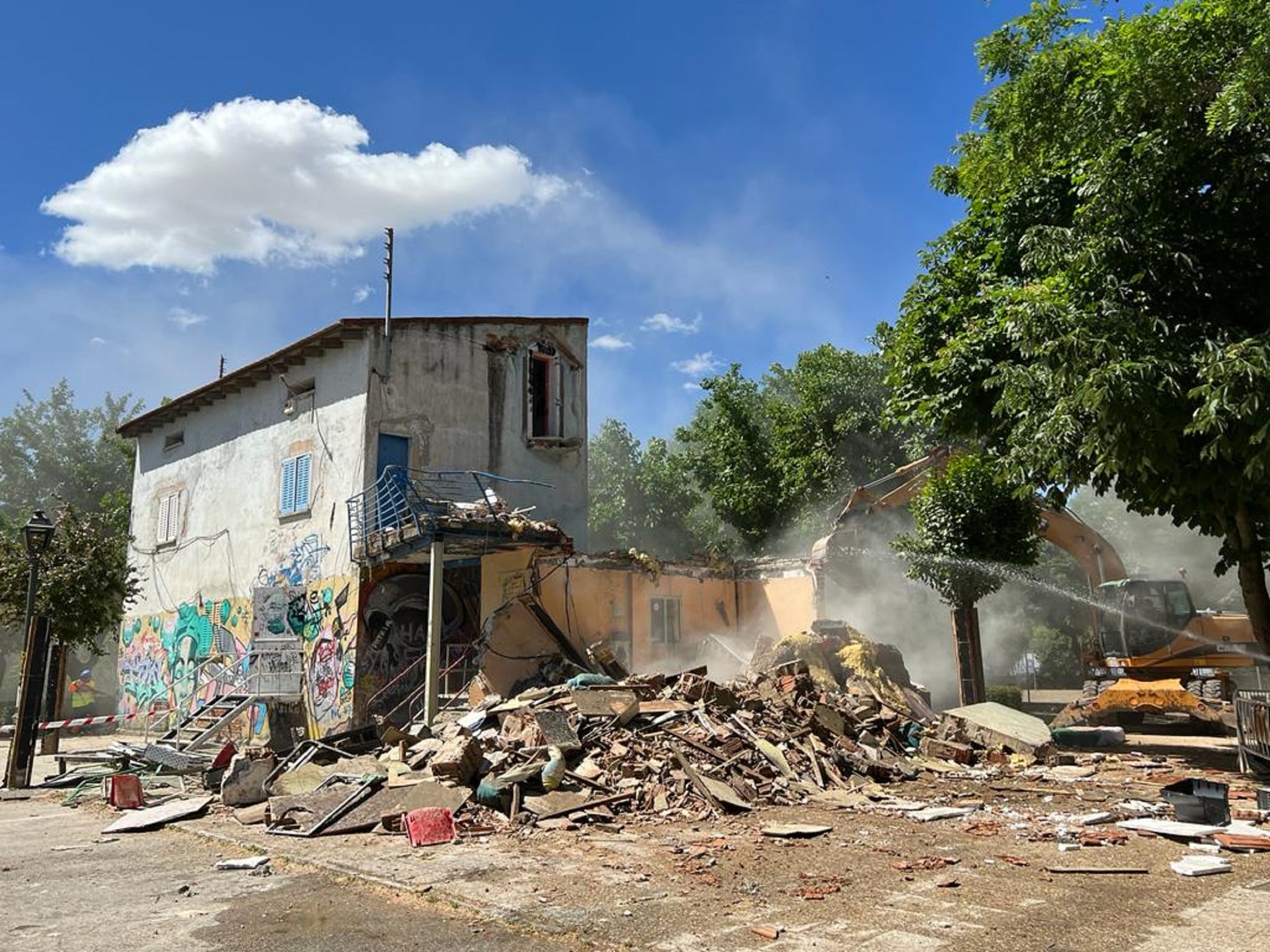 Derribo de uno de los edificio situados en el Huerto del Cura, donde han comenzado las obras de remodelación de esta zona para convertirla en parque urbano.