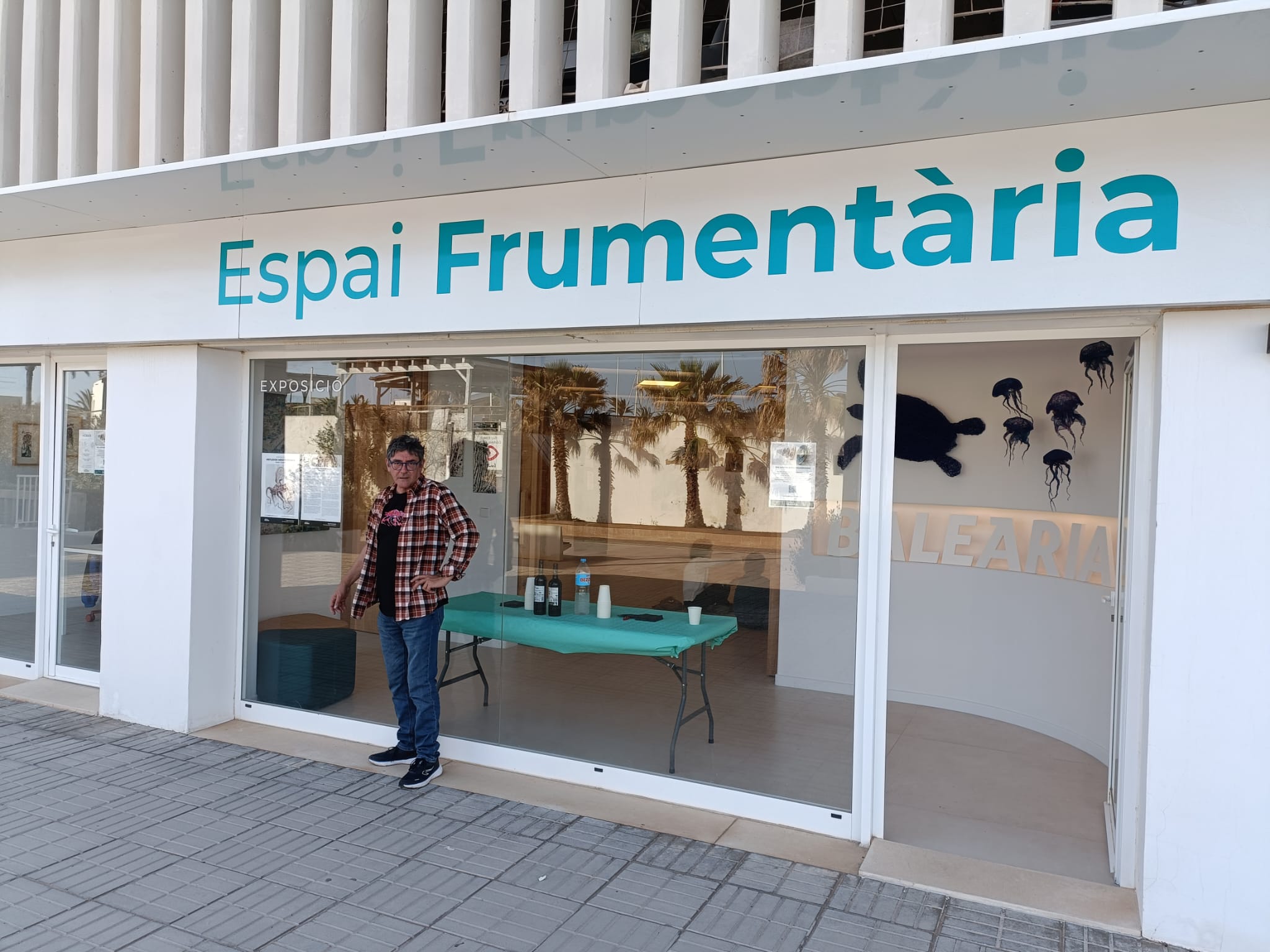 Ximo Canet, en l'entrada de la sala d'exposicions a Formentera