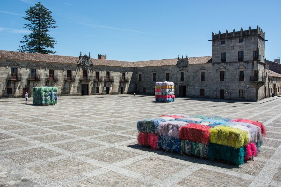 Imagen de la instalación &quot;Los mares del mundo&quot; de Manolo Paz en la Plaza de Fefiñáns de Cambados.