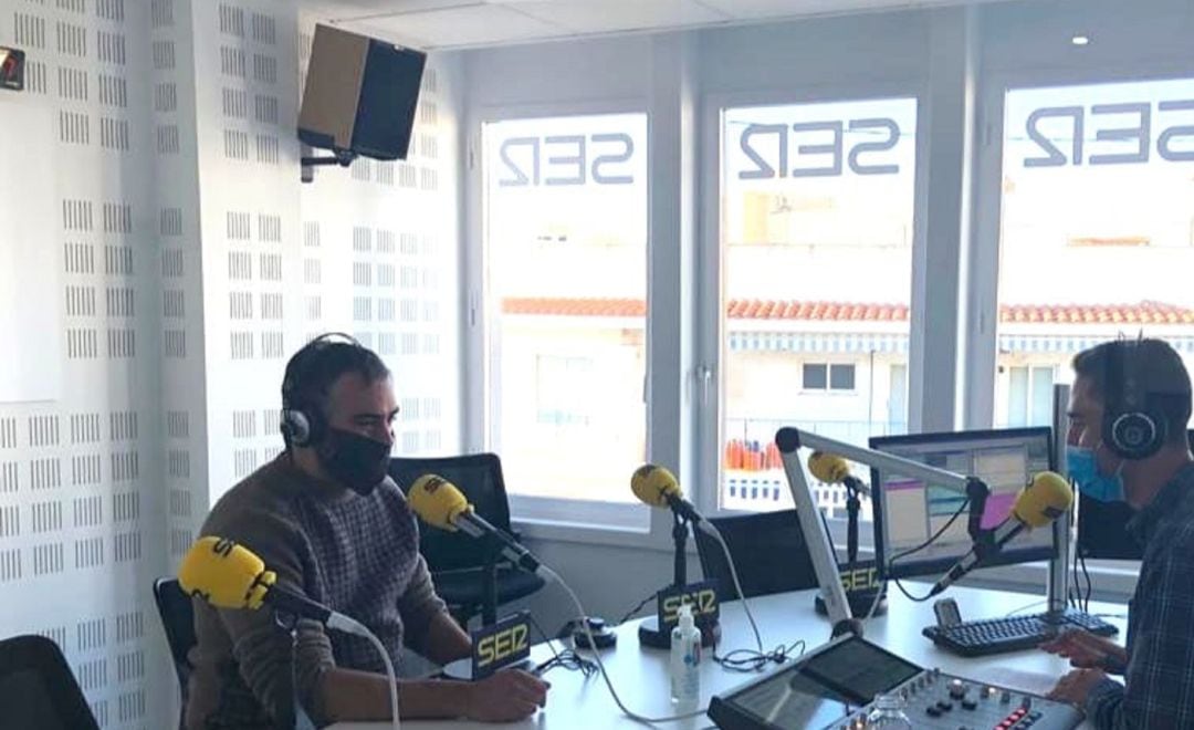 Lisandro Caravaca, gerente de IQL Tennis Academy, en los estudios de Radio Benidorm