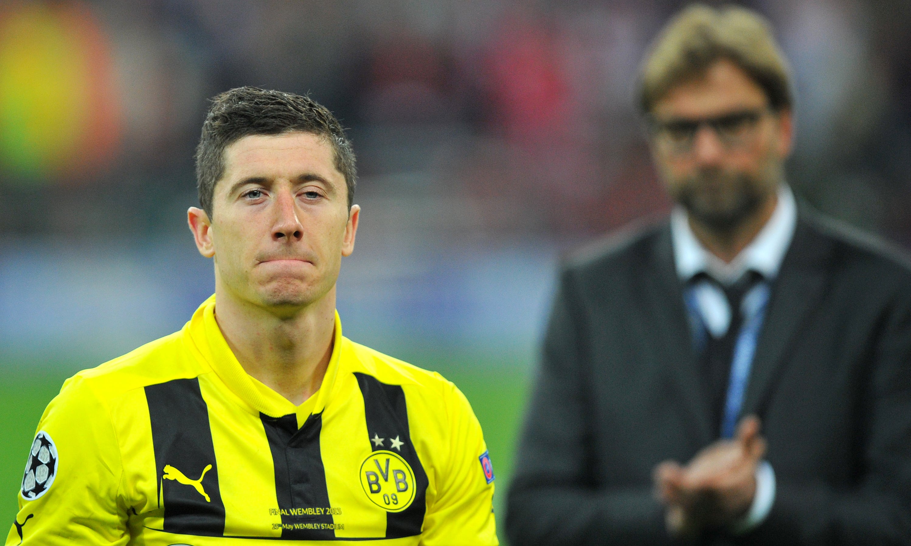 Robert Lewandowski como jugador del Borussia Dortmund siendo vigilado por su exentrenador Jürgen Klopp.