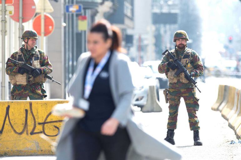 Soldados patrullan las calles del centro de Bruselas (Bélgica) hoy, 22 de marzo de 2016. 