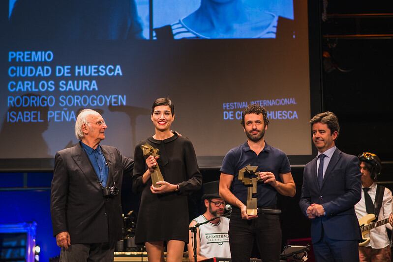 Saura entregando en el Festival de Cine el premio que lleva su nombre