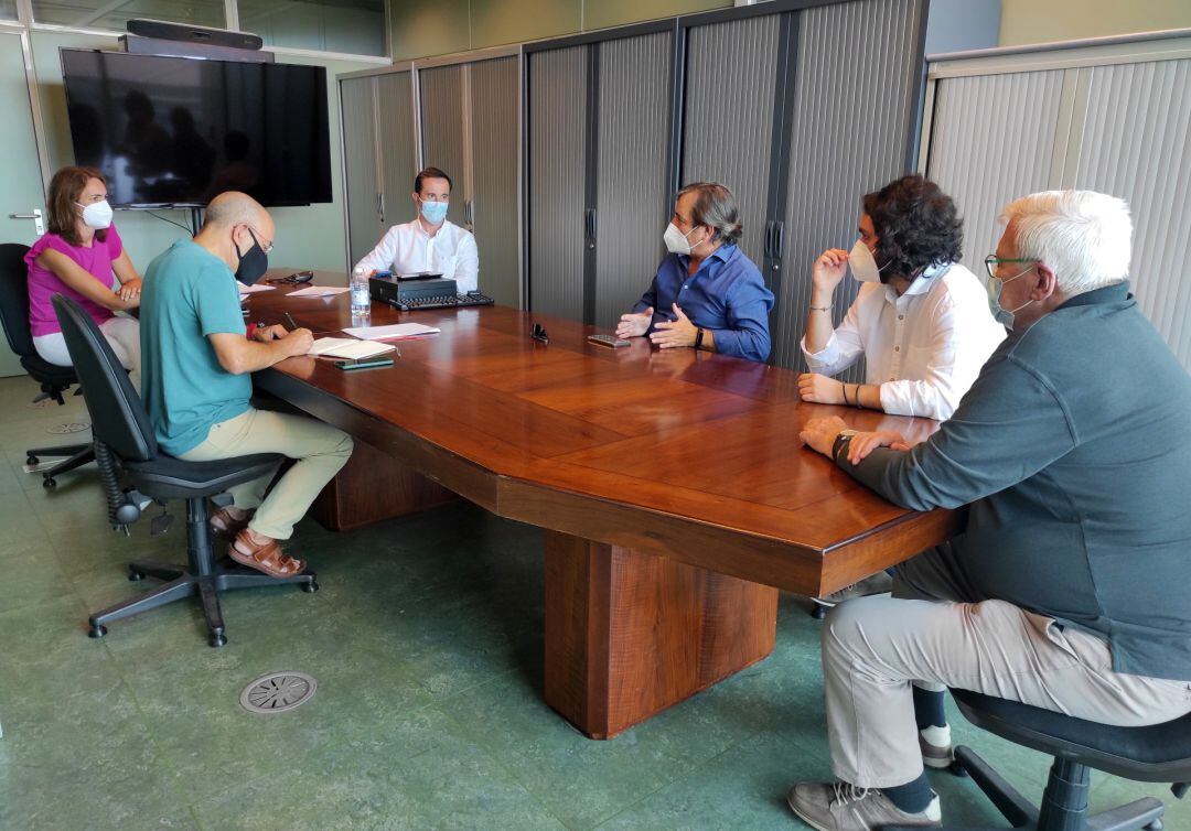 Reunión del director general de Medio Natural y Planificación Rural, David Villar (tercero por la izquierda en la imagen),  con el vicepresidente de la Federación Mundial de Pesca (FIPS-Mouche), Paul Vekemans (primero por la derecha) y con el presidente d