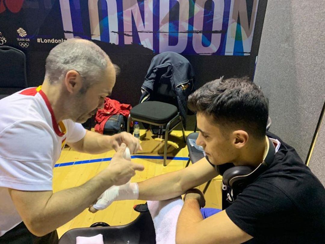 El seleccionador nacional, Rafa Lozano vendando las manos de José Quiles antes del combate