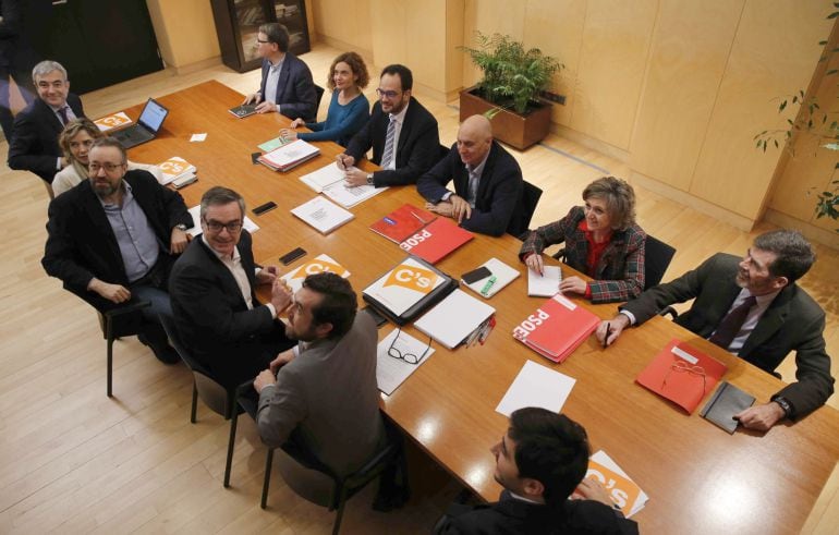 Los miembros del equipo negociador del PSOE, Antonio Hernando (3i), Jordi Sevilla (i), Meritxell Batet (2i), Rodolfo Ares (3d), María Luis Carcedo (5i) y José Enrique Serrano, arriba, junto a los de Ciudadanos, Luis Garicano (i), Marta Martín, Juan Carlos