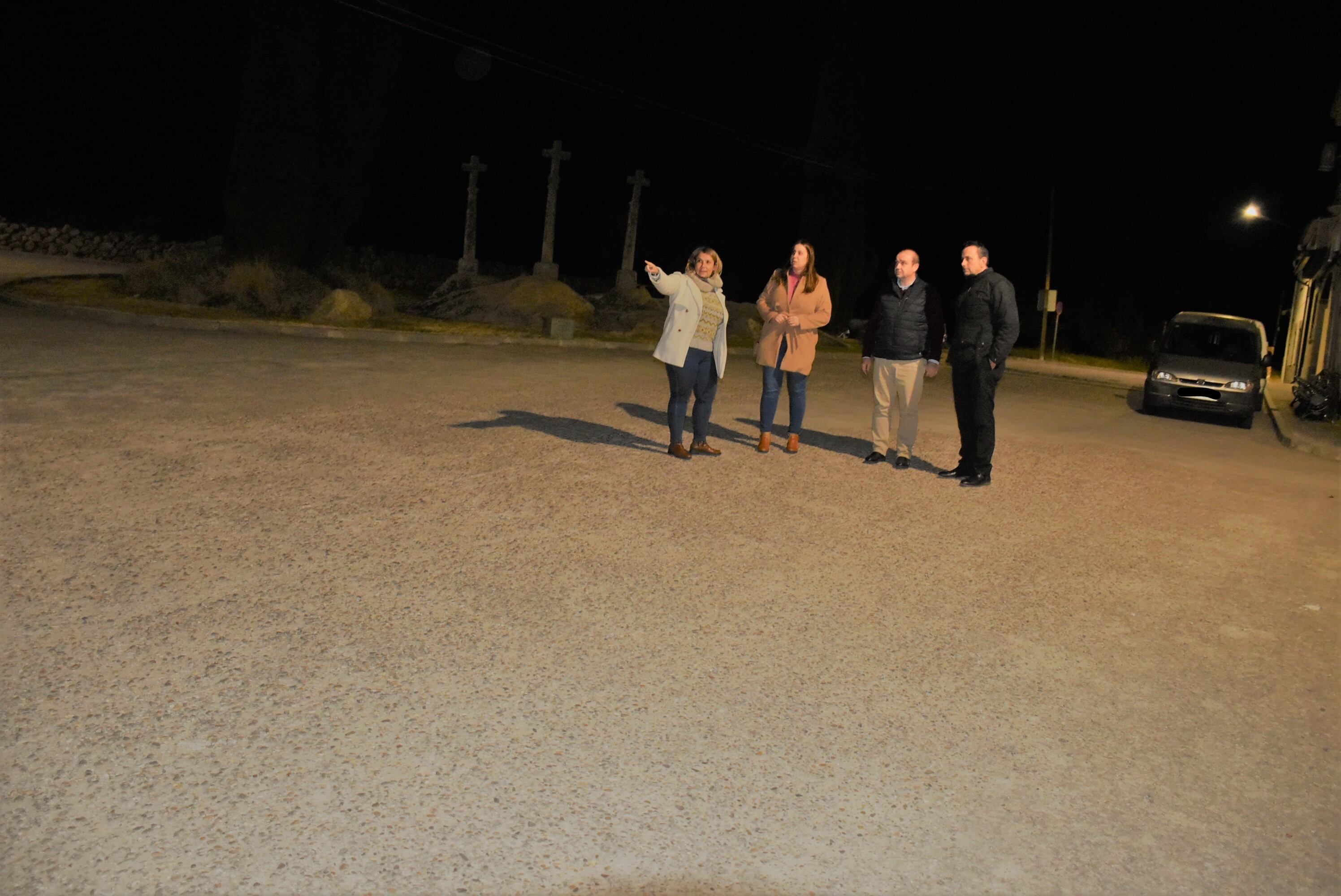 La alcaldesa de Talavera, Tita García Élez con la alcaldesa de Gamonal, Marta Garrido en la calle Cruces de Gamonal. Una de las principales vías del municipio