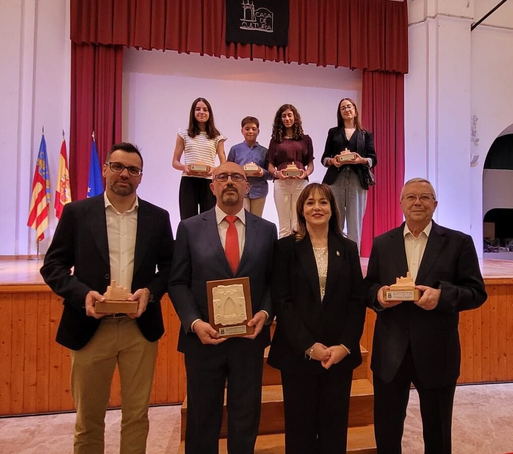 Premiados junto a la alcaldesa