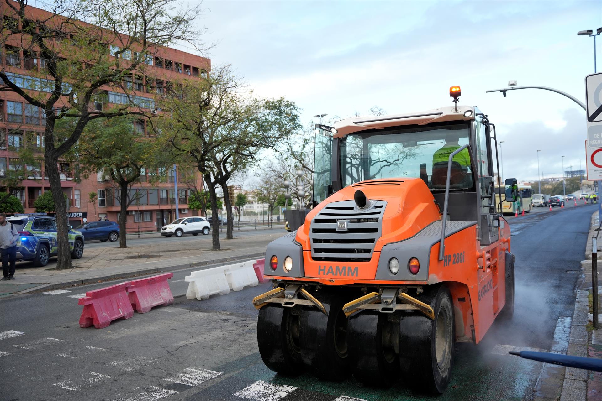 Imagen de las obras de repavimentación en el Puente del Cachorro de Sevilla.- Joaquín Corchero - Europa Press