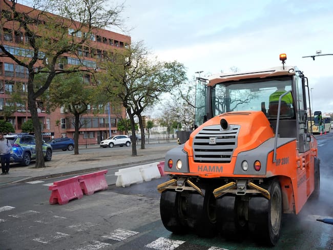 Imagen de las obras de repavimentación en el Puente del Cachorro de Sevilla.- Joaquín Corchero - Europa Press
