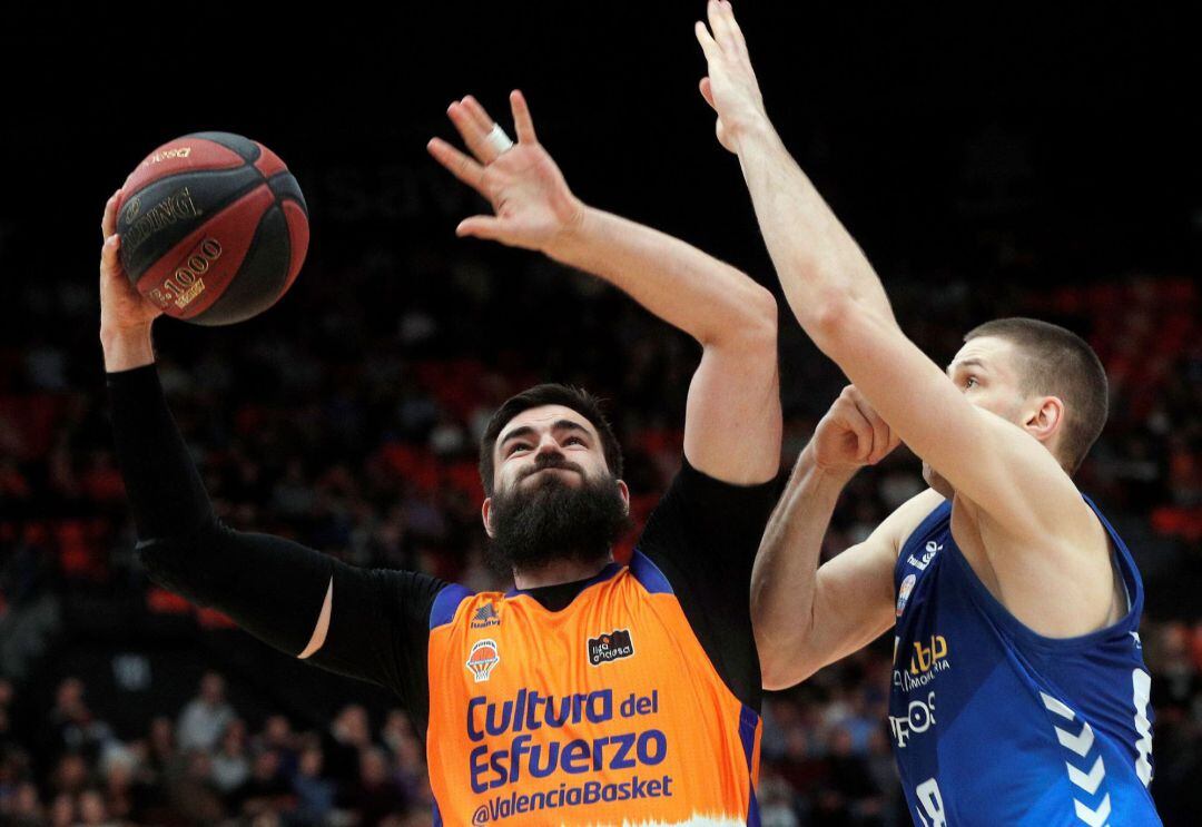 El pívot del Valencia Basket, Bojan Dubljevic (i), trata de encestar ante la oposición del ala-pívot del San Pablo Burgos, Dragan Apic, durante el partido de la vigésimo segunda jornada de la Liga Endesa que disputan esta tarde en el pabellón de la Fuente de San Luis. 