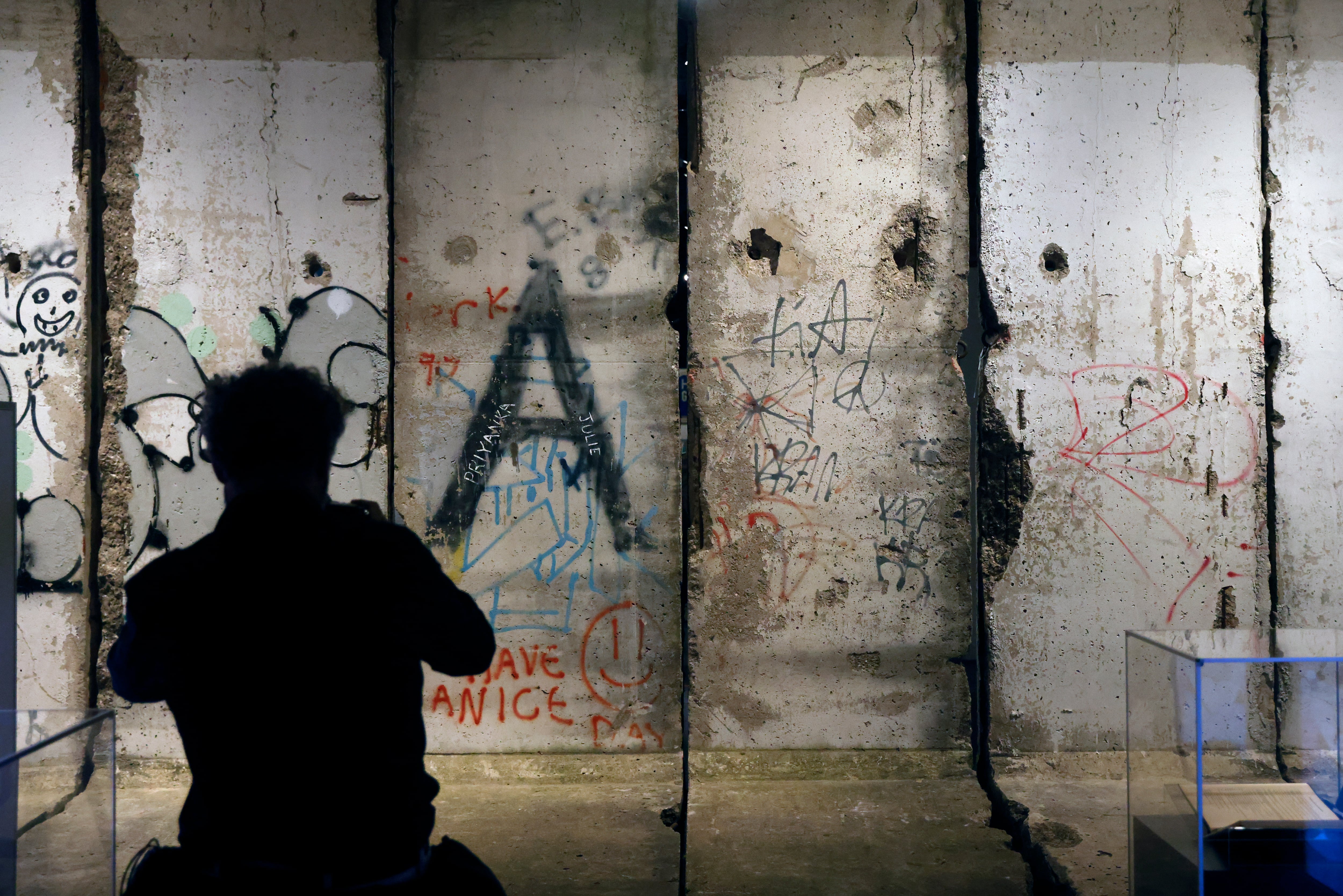 MADRID, 07/11/2023.- Parte del muro que compone la exposición &quot;El Muro de Berlín. Un mundo dividido&#039;, una muestra itinerante que se abre al público en Madrid el próximo jueves, 9 de noviembre, día en el que cayó el muro. EFE/ Aitor Martín
