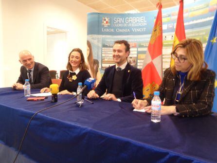 De dcha a izquierda: Raquel González, Enrique García, director de San Gabriel, María González y Javier Marín