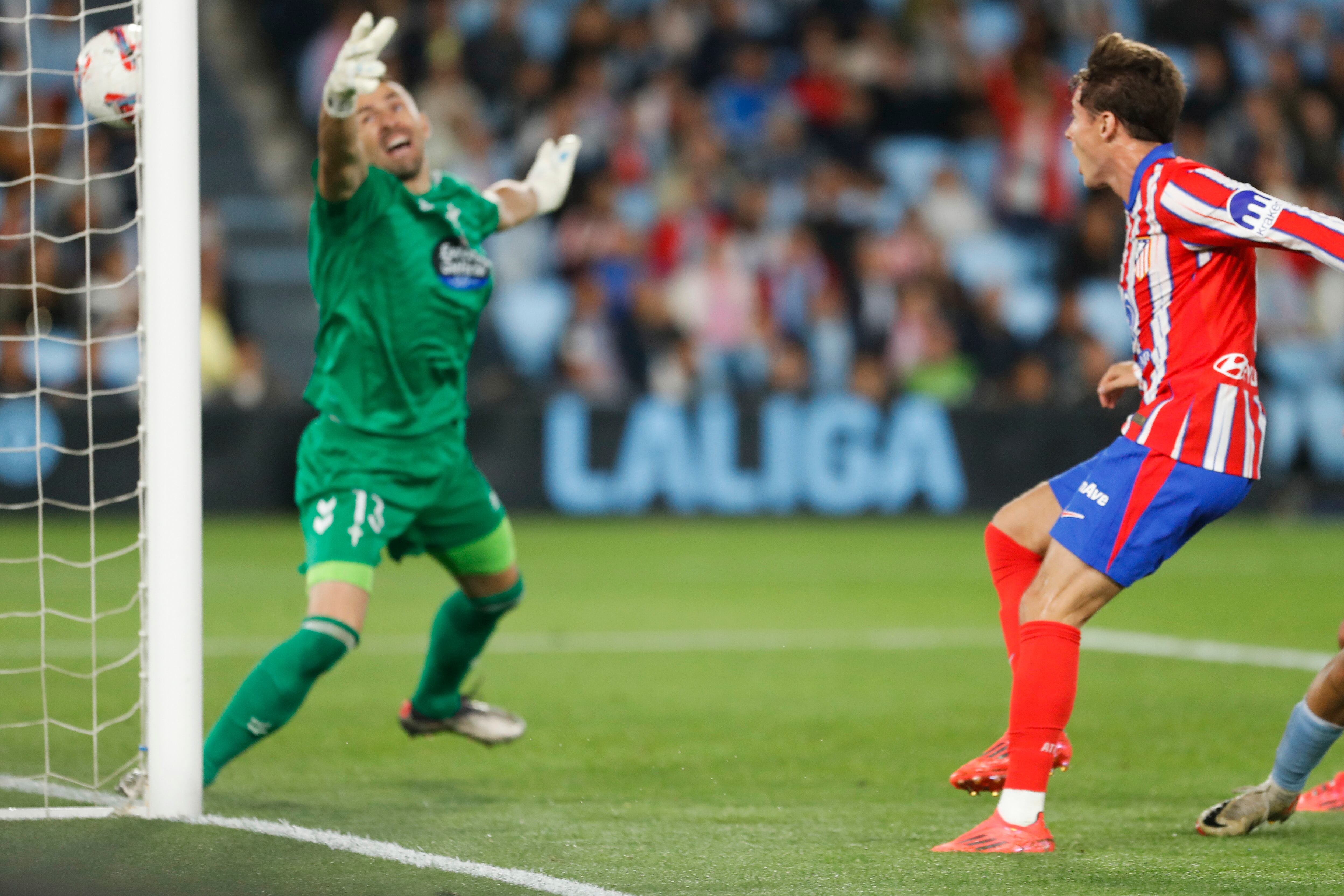 VIGO (PONTEVEDRA), 26/09/2024.- El delantero argentino del Atlético de Madrid Julián Álvarez (d) marca su gol durante el partido de LaLiga en Primera División que Celta de Vigo y Atlético de Madrid disputan este jueves en el estadio de Balaídos. EFE/Salvador Sas
