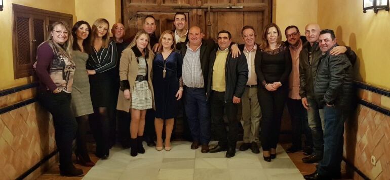 Juan Galera, en el centro, junto al resto de la junta directiva de la Asociación de padres de niños con cáncer.