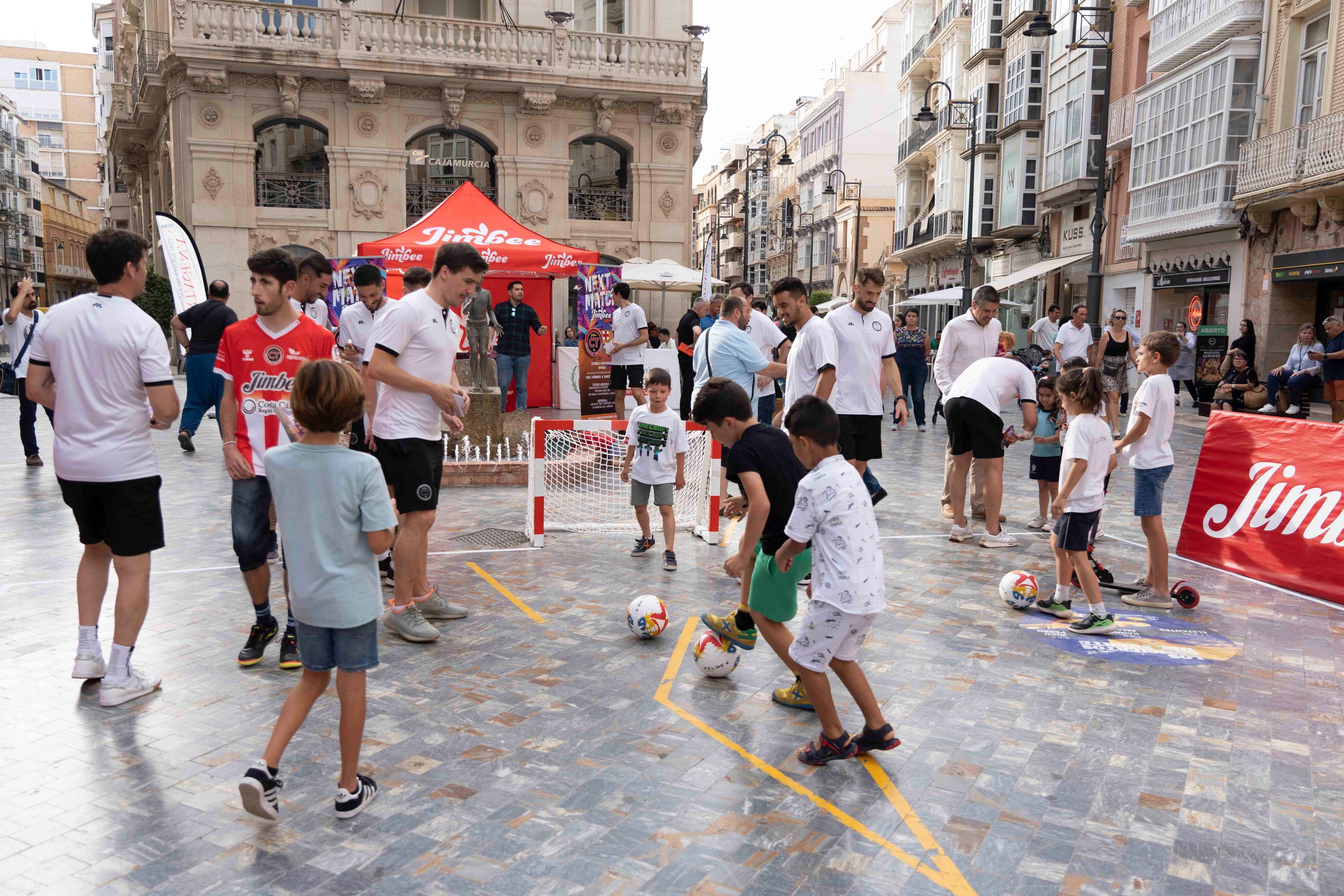 La plantilla del Jimbee en la calle el pasado mes de junio