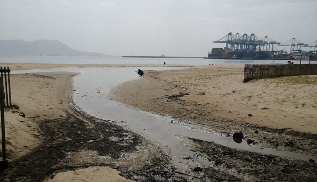 Vertido en la playa del Rinconcillo.