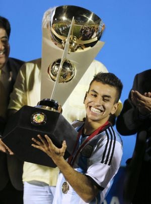 Argentina&#039;s captain Angel Correa receives the trophy after the team won the South American Under-20 Championship in Montevideo early February 8, 2015. REUTERS/Andres Stapff (URUGUAY - Tags: SPORT SOCCER)