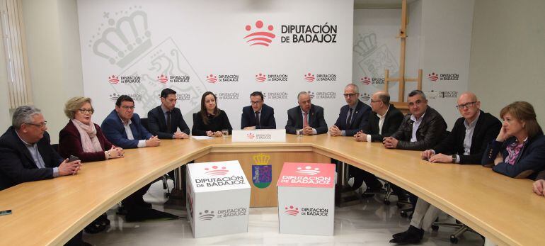 Rueda de prensa del equipo de Gobierno de la Diputación pacense, presidido en el centro por el presidente Miguel Ángel Gallardo