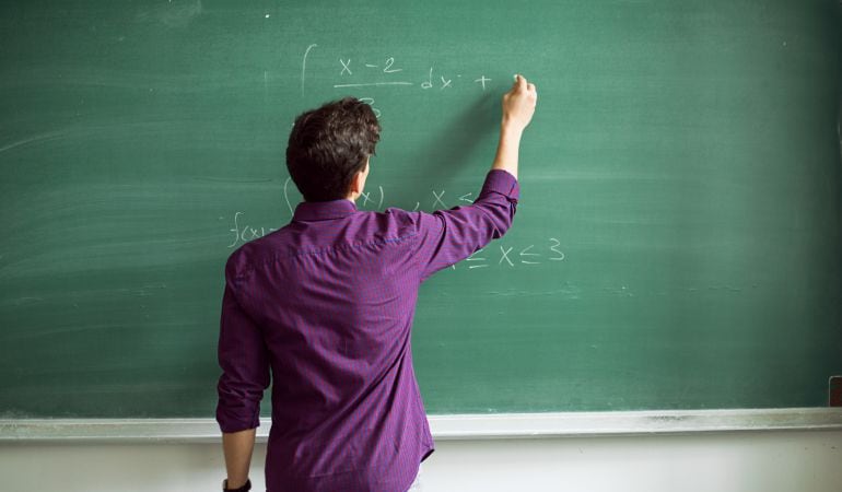 La convocatoria busca profesores de matemáticas.