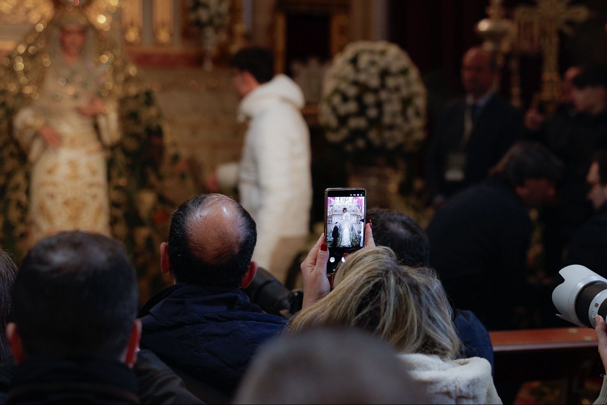 Imagen del besamanos a la Macarena en la Parroquia de San Gil