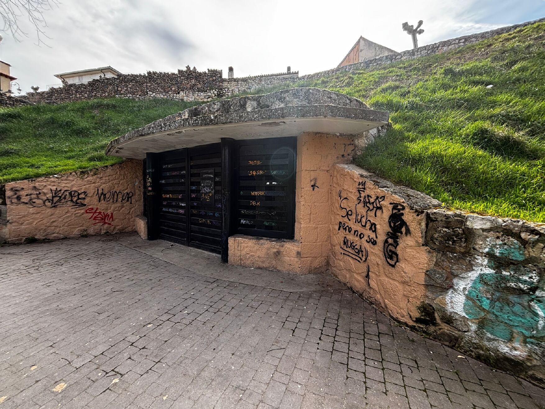 Entrada de la bodega junto al Bañuelos antes de comenzar los preparativos
