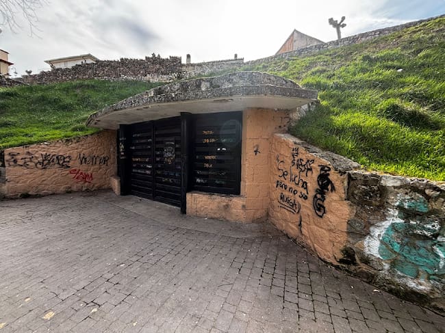 Entrada de la bodega junto al Bañuelos antes de comenzar los preparativos