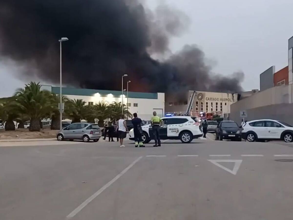 Incendio en una nave de reciclaje en Cabezo Beaza en Cartagena