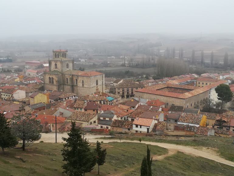 El Palacio de los Condes de Miranda, en la imagen a la izquierda de la iglesia, es una de las señas de identidad más relevantes de Peñaranda de Duero