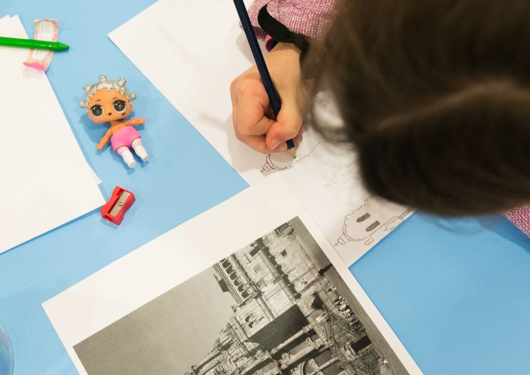 Imagen de archivo sobre una niña dibujando. 
 