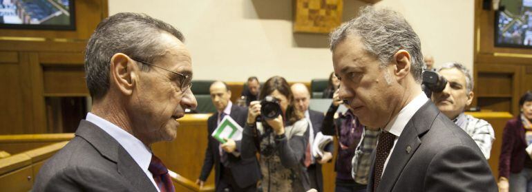 GRA007 VITORIA, 12/02/2015.- El lehendakari, Iñigo Urkullu (d), conversa con el nuevo consejero de Empleo y Políticas Sociales, Ángel Toña, al comienzo del pleno que hoy celebra el Parlamento Vasco. EFE/David Aguilar