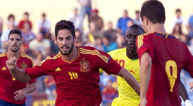 El jugador de la selección española Isco escapa de un jugador senegalés, durante le partido amistoso preparatorio para las Olimpiadas de Londres 2012 disputado este viernes en San Bartolomé de Tirajana, en Gran Canaria.