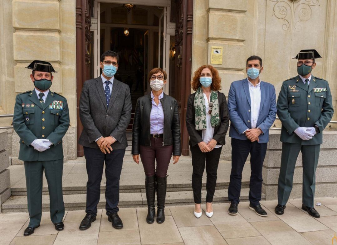 Jose Manuel Caballero presidente de la Diputación y María Gámez, directora general de la Guardia Civil, junto a otras autoridades