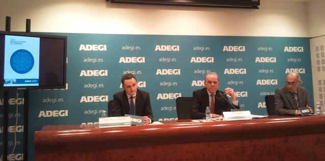 José Miguel Ayerza (secretario general), Pello Guibelalde (presidente) y Patxi Sasigain (director de competitividad e innovación)