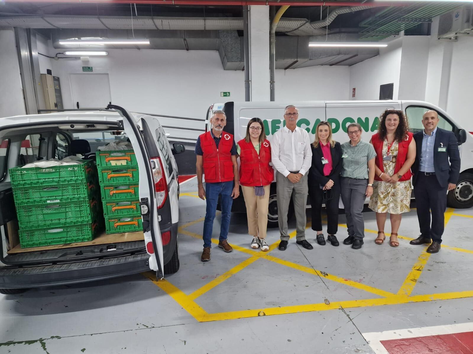 Representantes de Cruz Roja y Mercadona en una de las entregas.